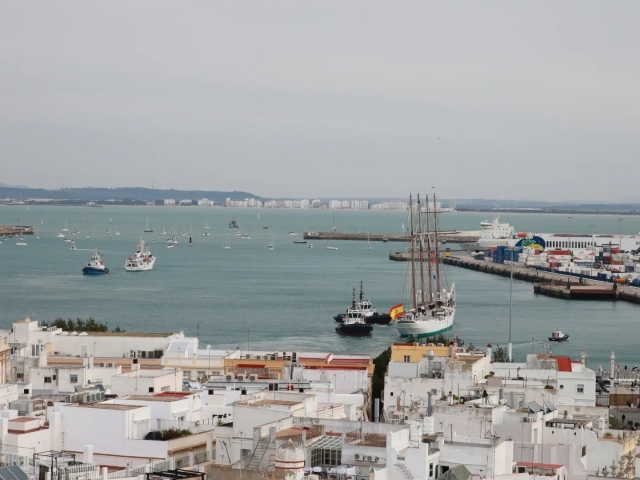 Nuestra embarcación en el Puerto América