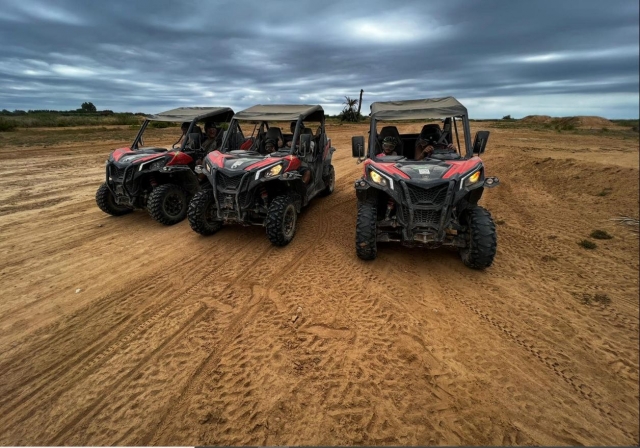 Tres buggies de frente retando a la cámara