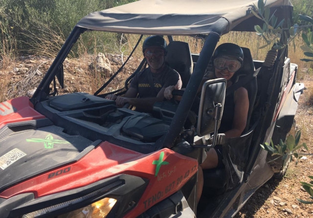 Primer plano de dos ocupantes de un buggy
