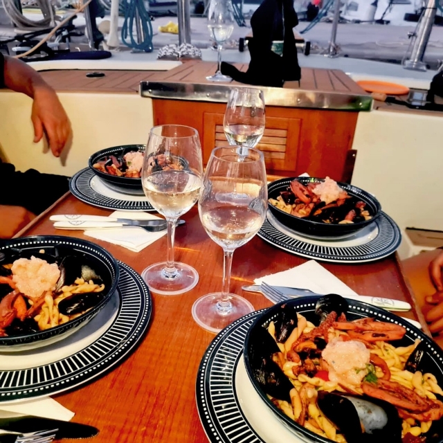 Cena romántica en pareja con navegacion