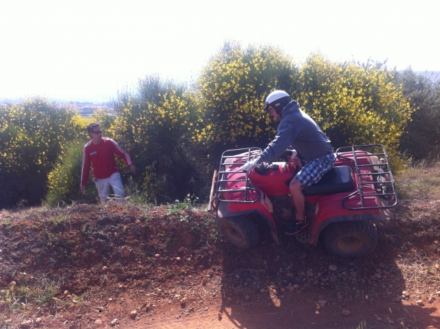 Con el quad por la pendiente