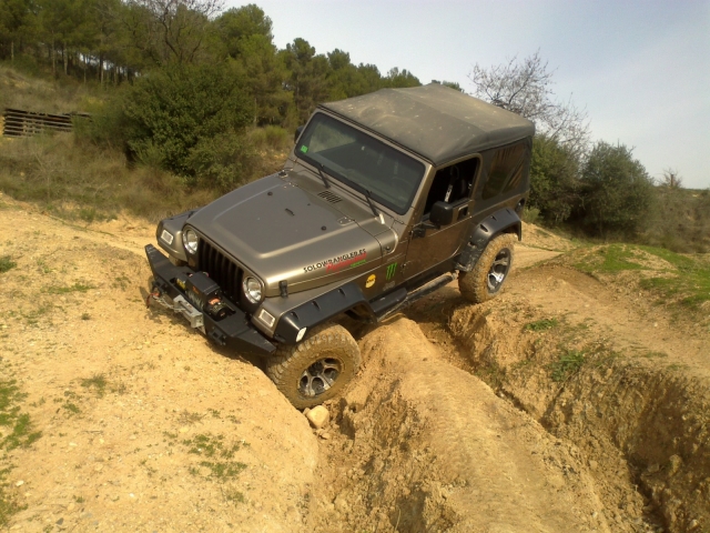  Driving on rough terrain in the 4x4 