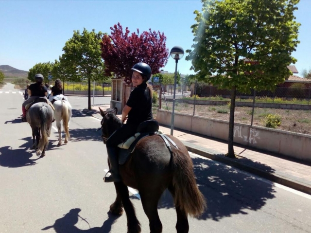  Giovane cavaliere in uscita a cavallo 