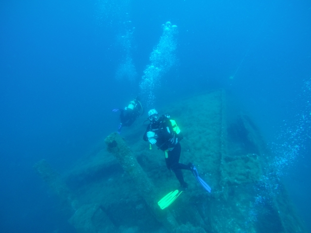 Entre un barco hundido