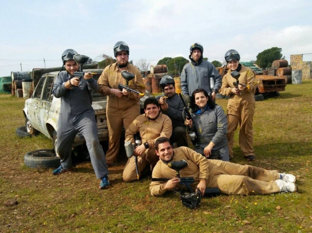 Amis sur le terrain de paintball 