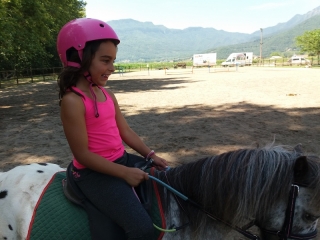 Zona de juegos y paseo en poni en Vall de Bas niño