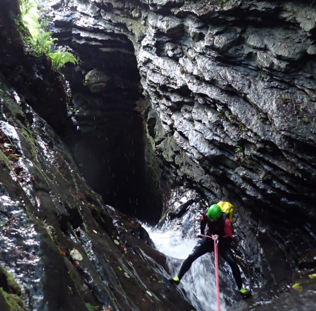 Rapel entre cascadas y rocas