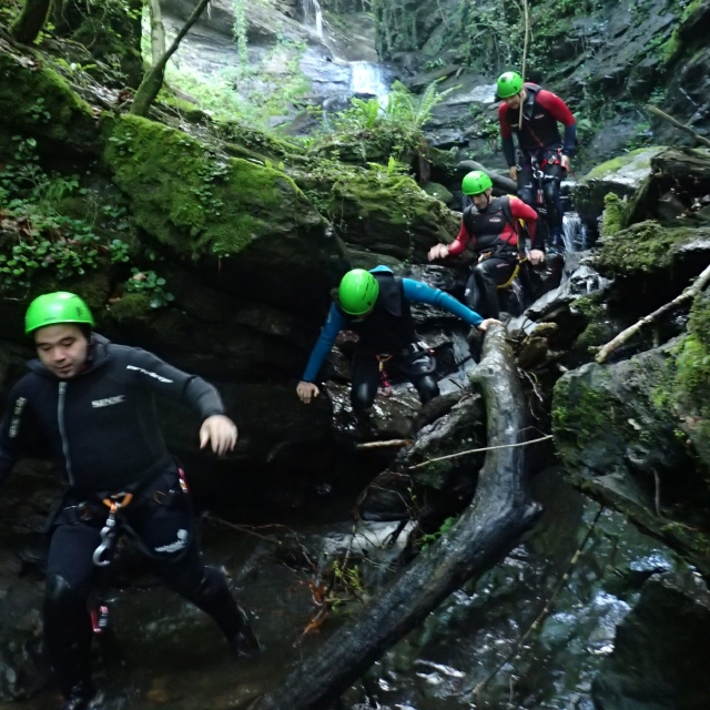 Pasos por piedra mojada en Sintxita