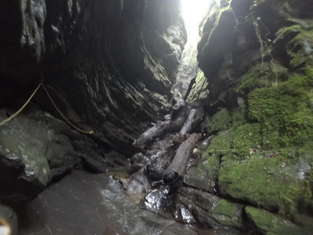 Paredes de roca en el barranco