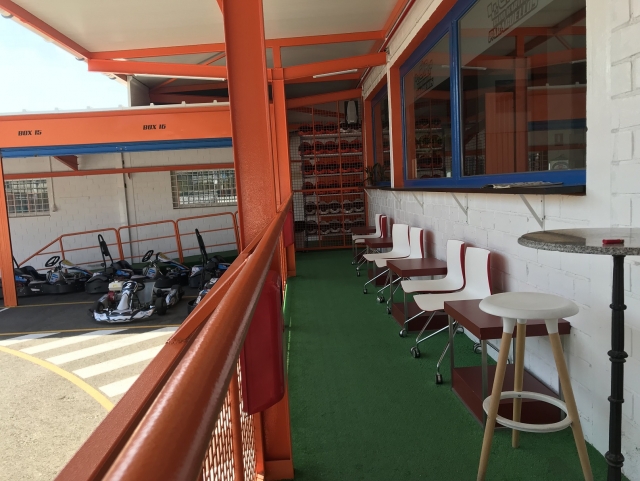  Coberto alpendre com vista para a pista 