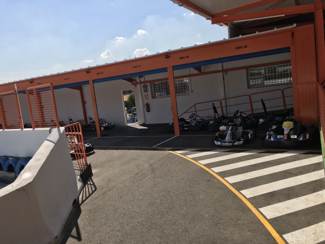 Carros na área dos boxes 