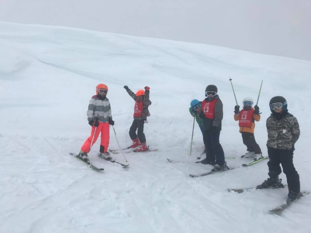 enfants apprenant à skier 