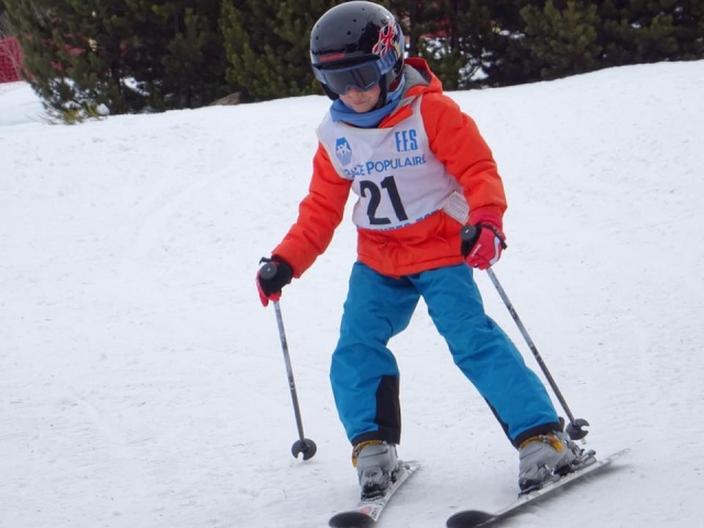  Giovane sciatore sulla neve 