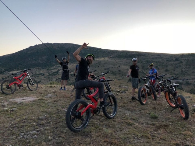 Montando en bici electrica