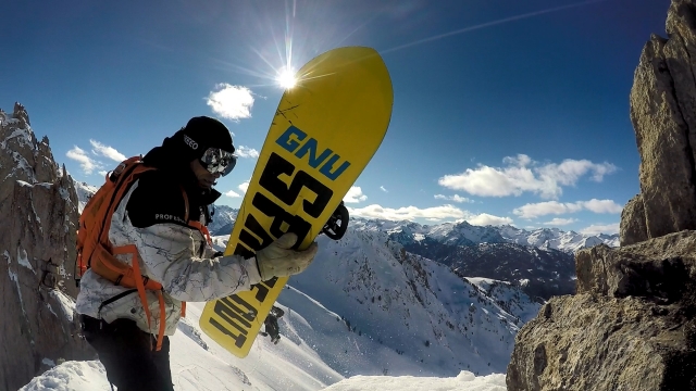 Avec le snowboard au sommet 
