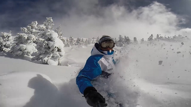  Rider dérapage dans la neige 
