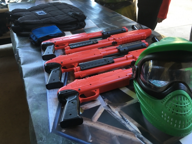  Tutto preparato per il gioco del paintball 