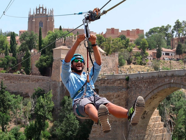  塔霍河高空滑索 