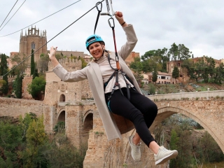 两条城市滑索跨越塔霍河，180m