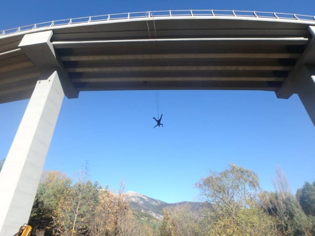 Debaixo da ponte após o salto