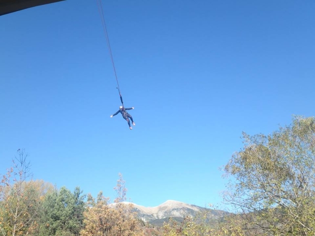 Pendurado após o bungee jumping