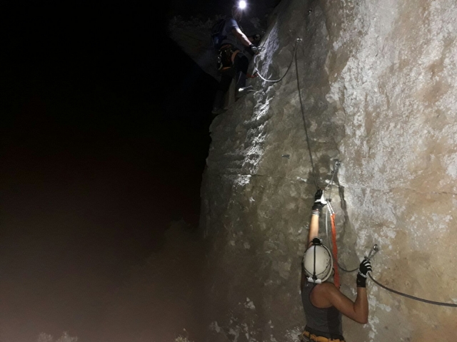  Via ferrata après le coucher du soleil 