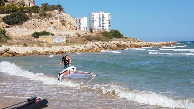 Hacia el mar con la tabla de windsurf