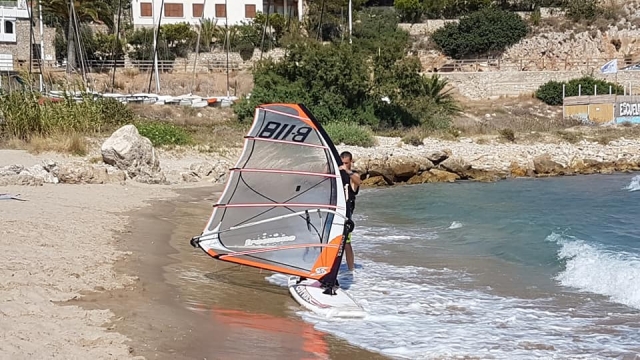 Preparado para hacer windsurf en Cullera