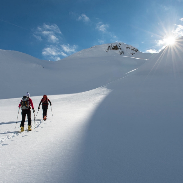 Raggiungere la vetta innevata 