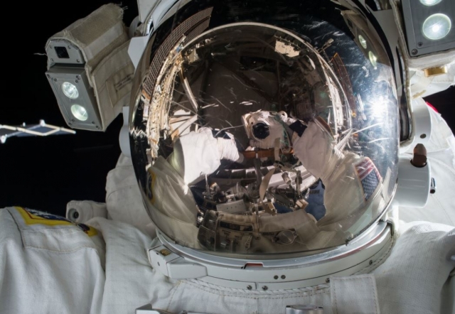 Astronauta durante reparos 