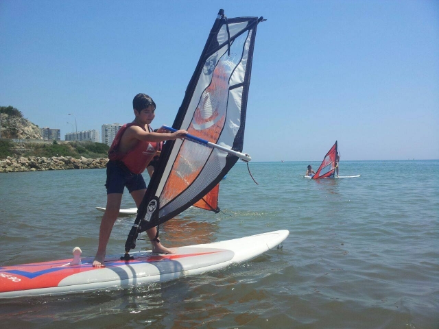 Aprendiendo técnicas de windsurf