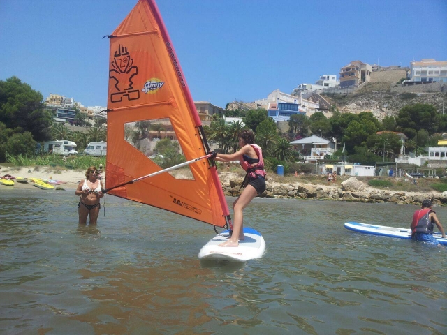 En la costa de Cullera practicando windsurf