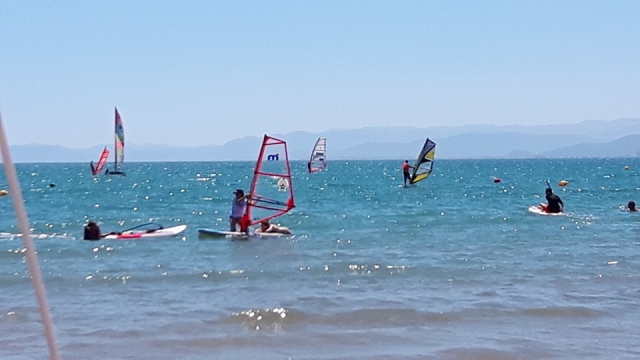 Winsurfers practicando