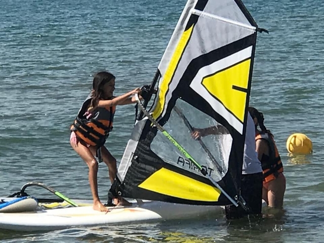 De los más jóvenes levantando la vela