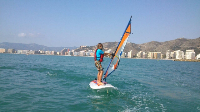 Practicando windsurf en Valencia
