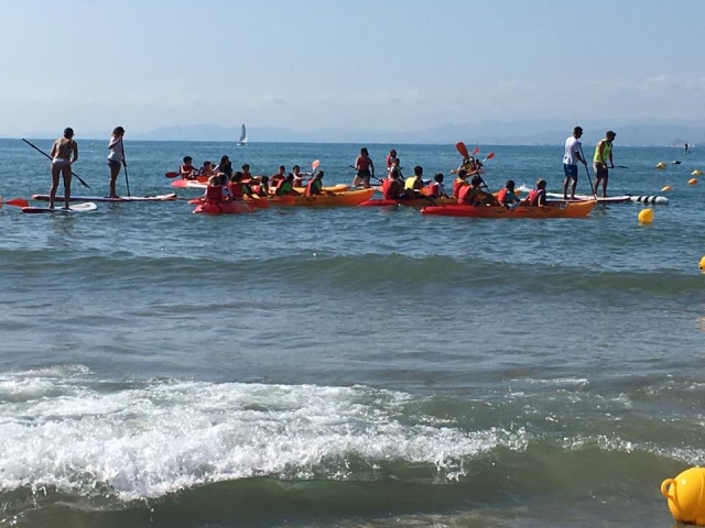 Remando en los kayaks en Cullera
