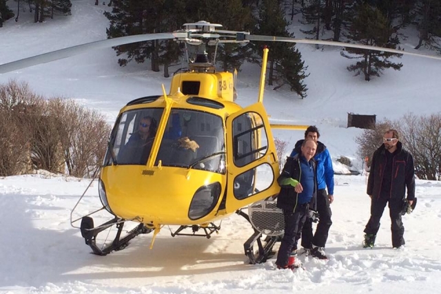  Ao lado do helicóptero na neve