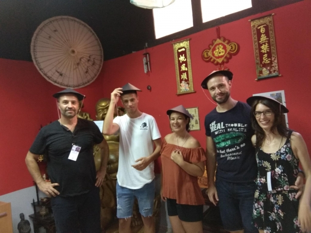 与朋友郊游 