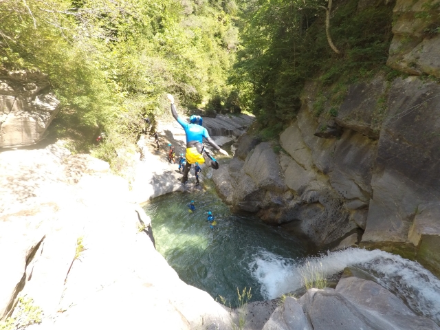 Salto a la poza en el barranco
