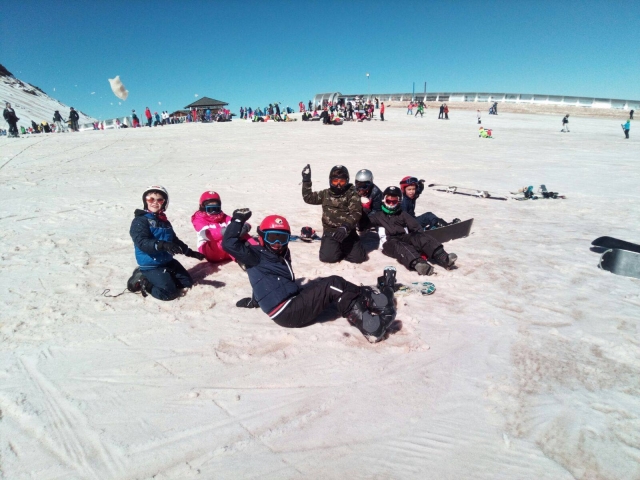  Étudiants de snowboard assis dans la neige 