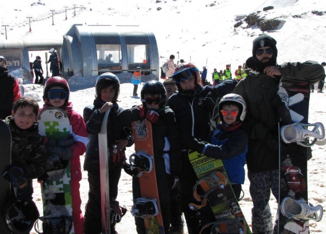  Jeunes étudiants en snowboard 