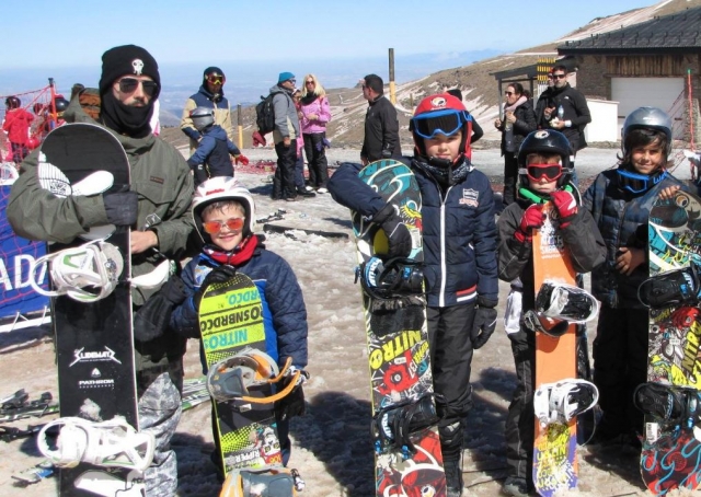  Enfants avec leurs snowboards
