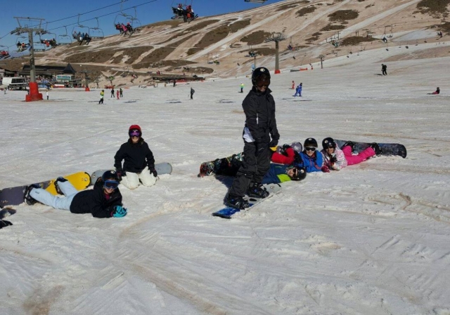  Etudiants de snowboard dans la Sierra Nevada 