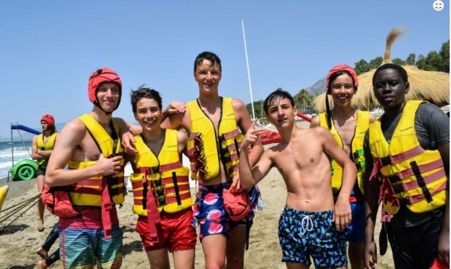 Saliendo del agua con los chalecos