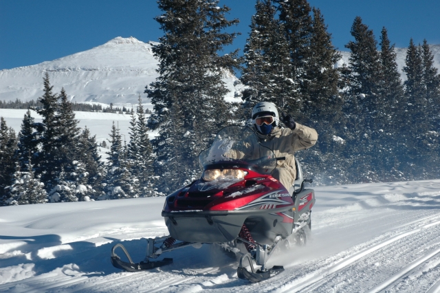 Paseo en moto de nieve por Montgarri