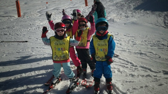  戴 Baqueira 贝雷帽的孩子 