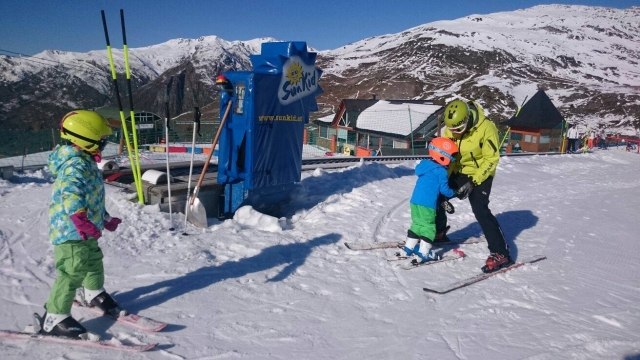  雪地里的孩子们
