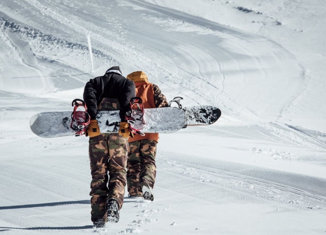  Snowboards auf dem Rücken tragen 