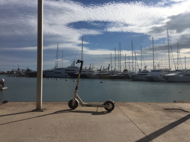  Erkunden Sie die Promenade auf einem Roller 