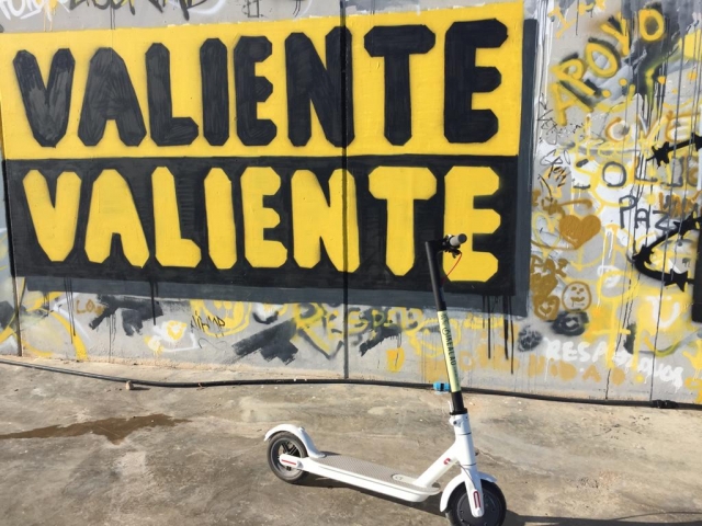 Roller neben der Mauer 